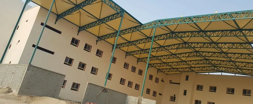 لماذا تحتاج المدارس في جدة إلى المظلات